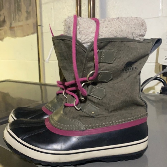 Women’s size 7 Sorel winter boots - Picture 1 of 3